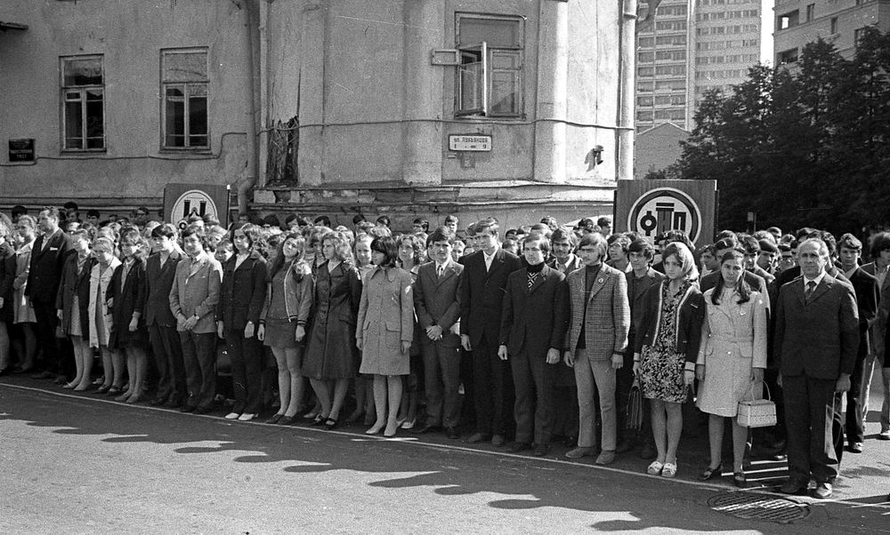 ФОТО 
студентов-неоргаников 1 сентября 1973 года